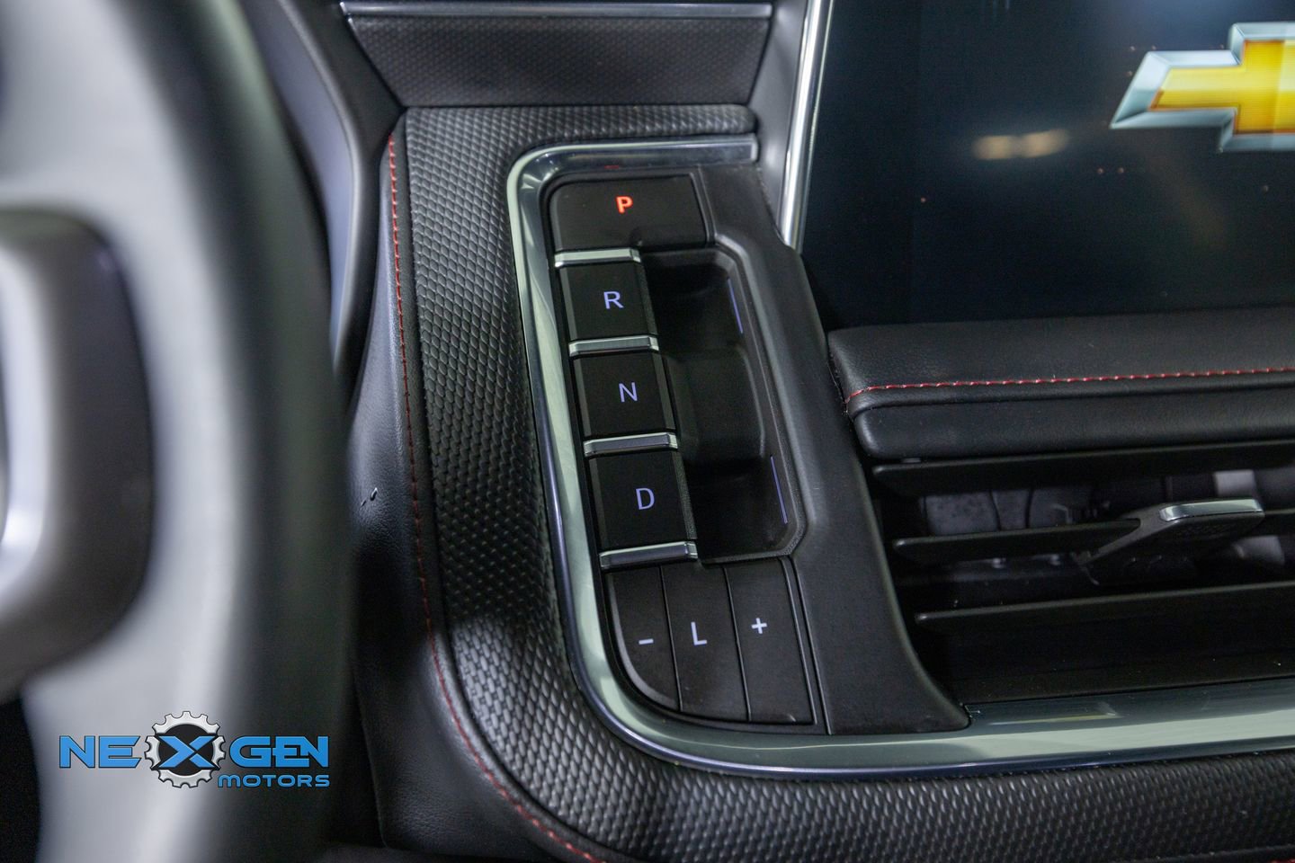 Used 2024 Chevrolet Suburban RST w/ Luxury Package AWD/4WD image 17