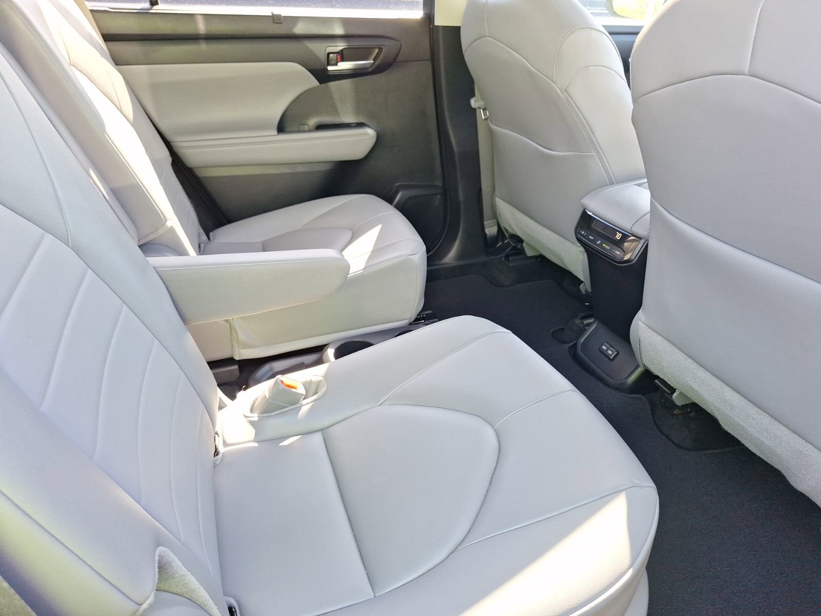 Used 2024 Toyota Highlander XLE FWD image 32