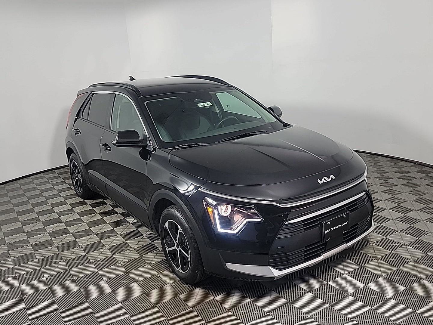 Used 2025 Kia Niro EX image 2