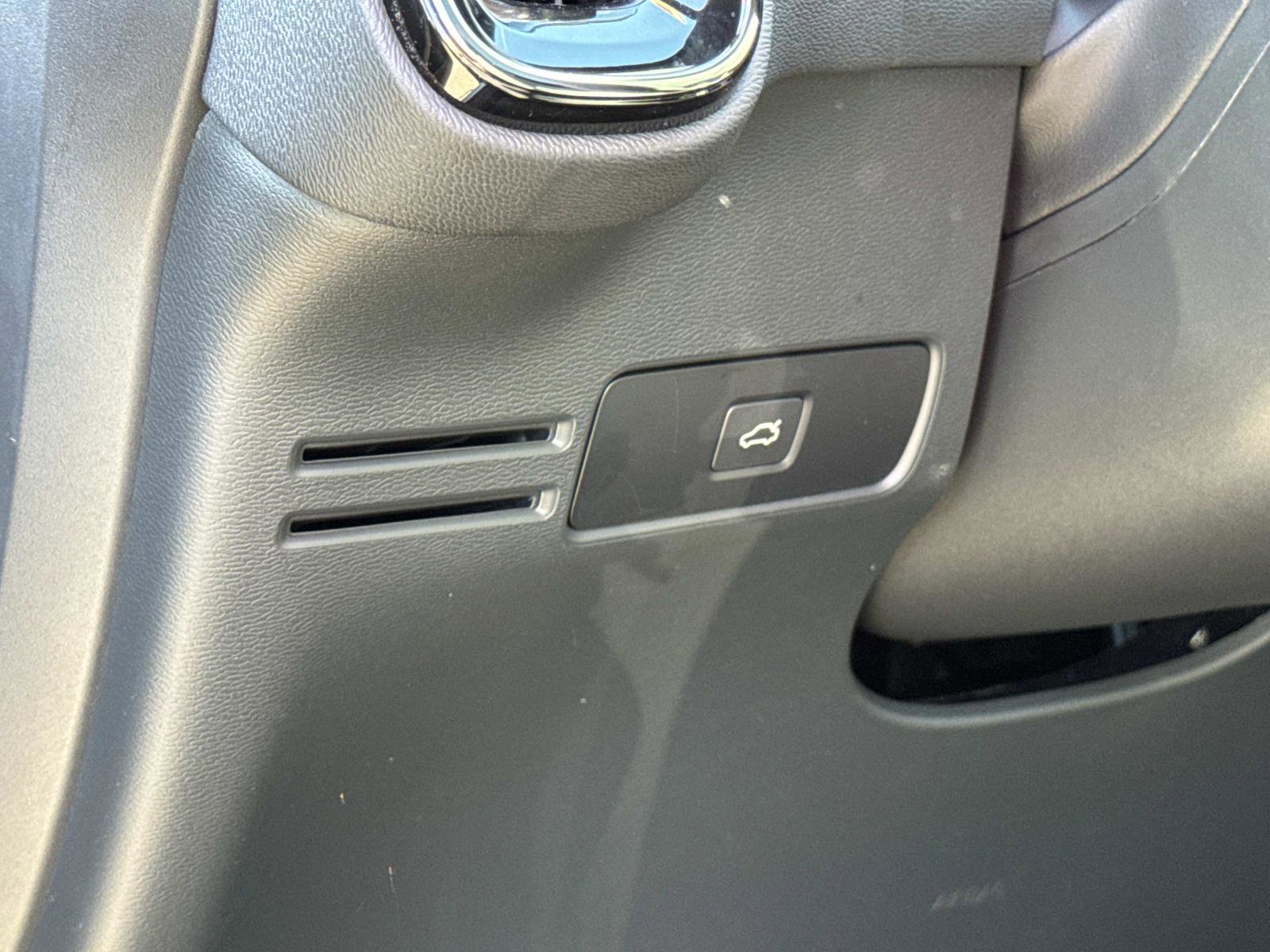 Used 2024 Volvo C40 P8 Recharge Ultimate image 13