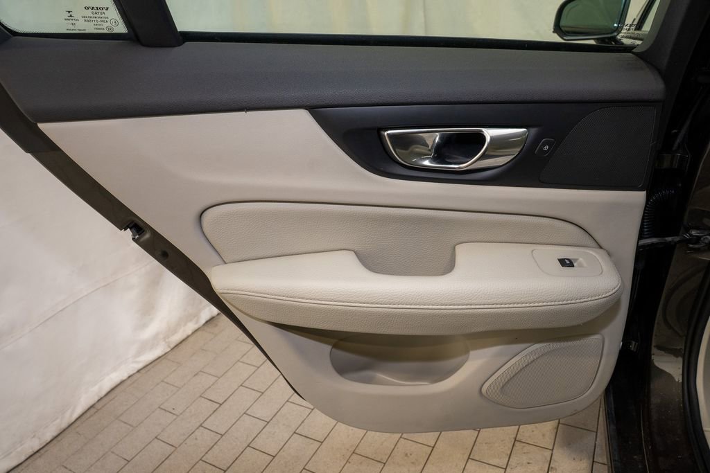 Used 2019 Volvo V60 T5 Momentum image 10