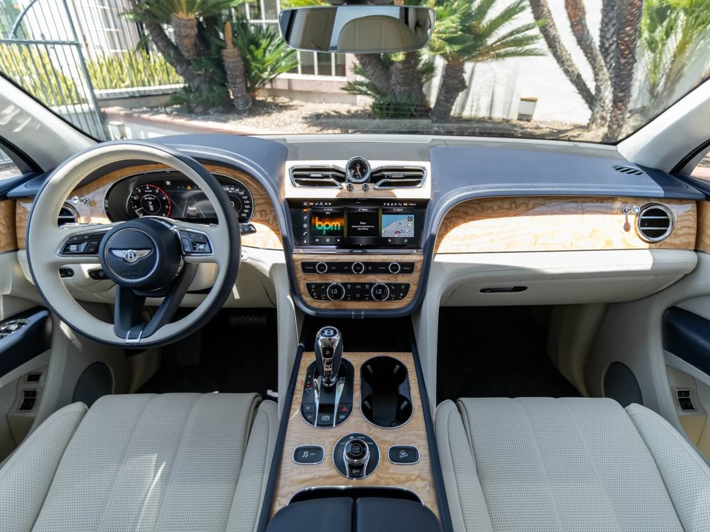 Used 2024 Bentley Bentayga AWD/4WD image 4