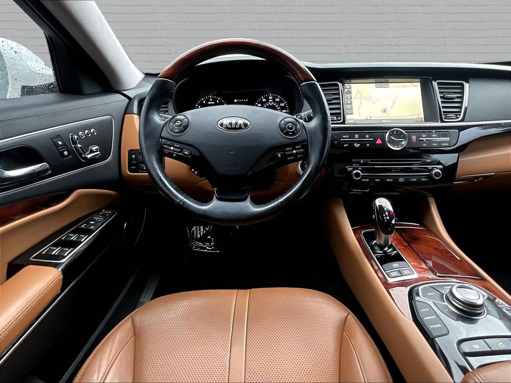 Used 2017 Kia K900 Luxury w/ VIP Package RWD image 7
