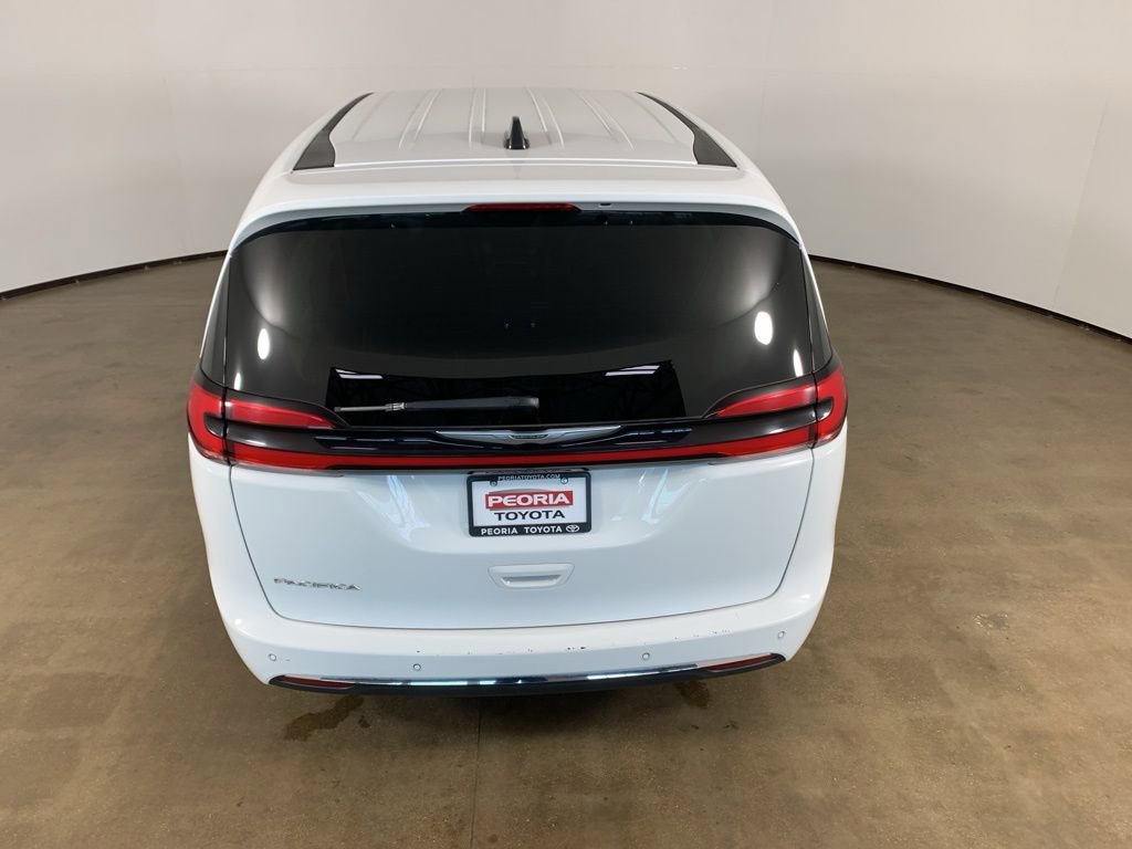 Used 2023 Chrysler Pacifica Touring-L FWD image 11