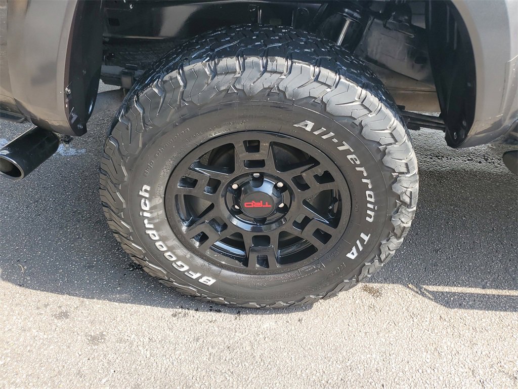 Used 2022 Toyota Tacoma SR5 w/ Technology Package image 7