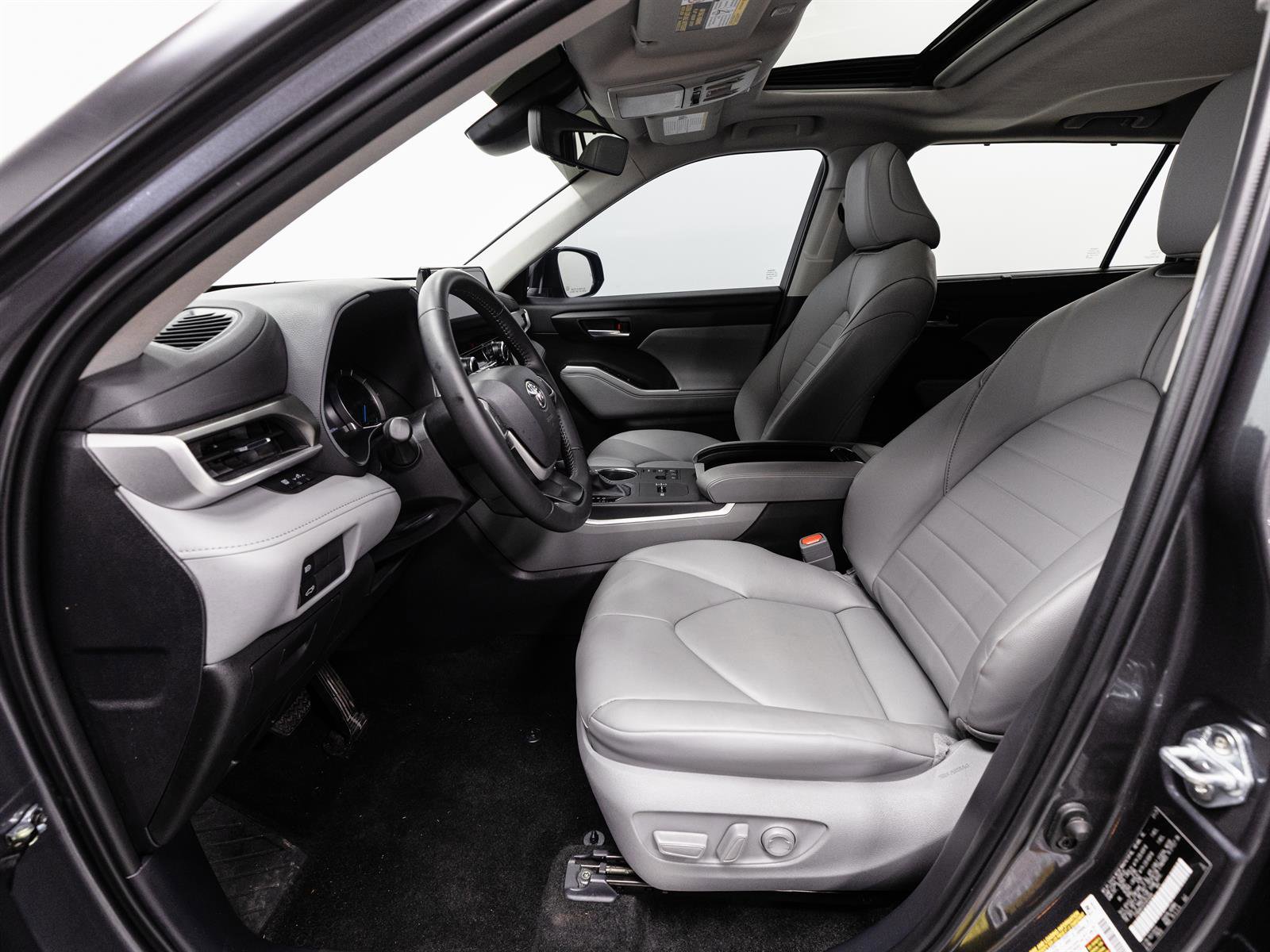 Certified 2025 Toyota Highlander XLE image 4