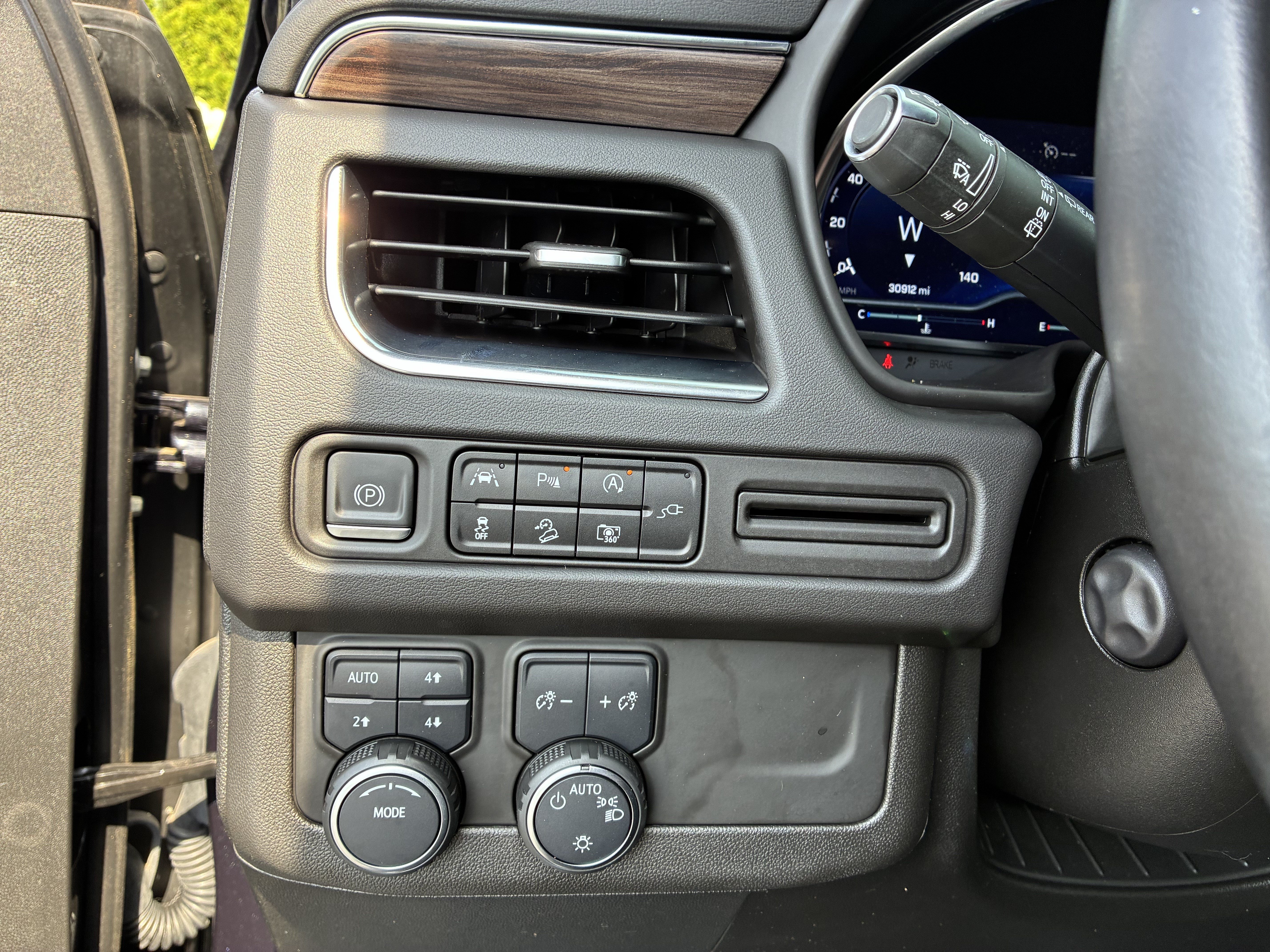 Used 2022 Chevrolet Tahoe Z71 w/ Luxury Package AWD/4WD image 30