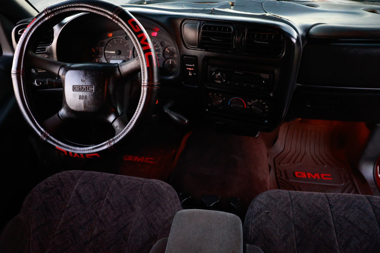 Used 2000 GMC Sonoma SLS w/ SLS Super Spec Pkg 1 image 2