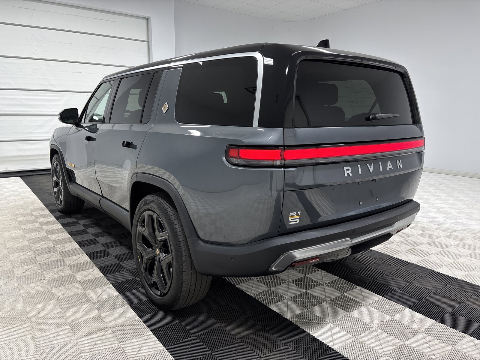 Used 2023 Rivian R1S Adventure AWD/4WD image 3