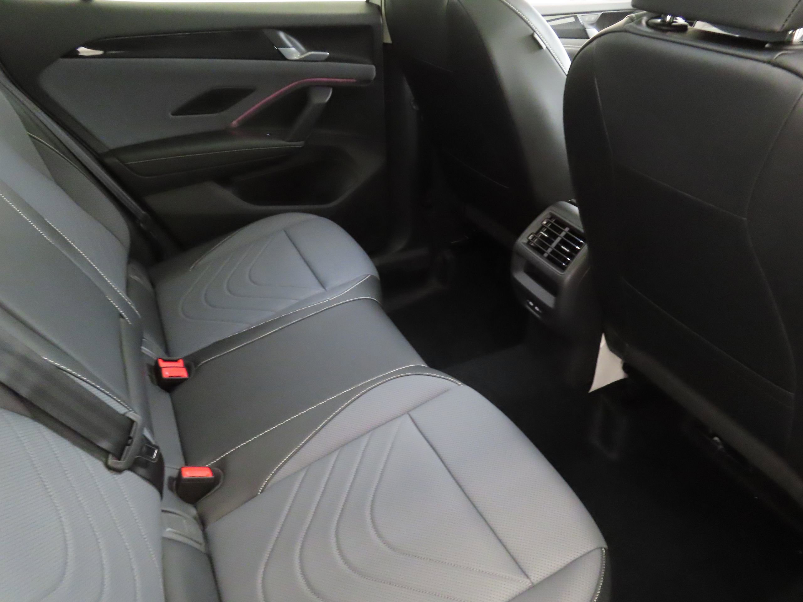 New 2026 Volkswagen Tiguan SE FWD image 24