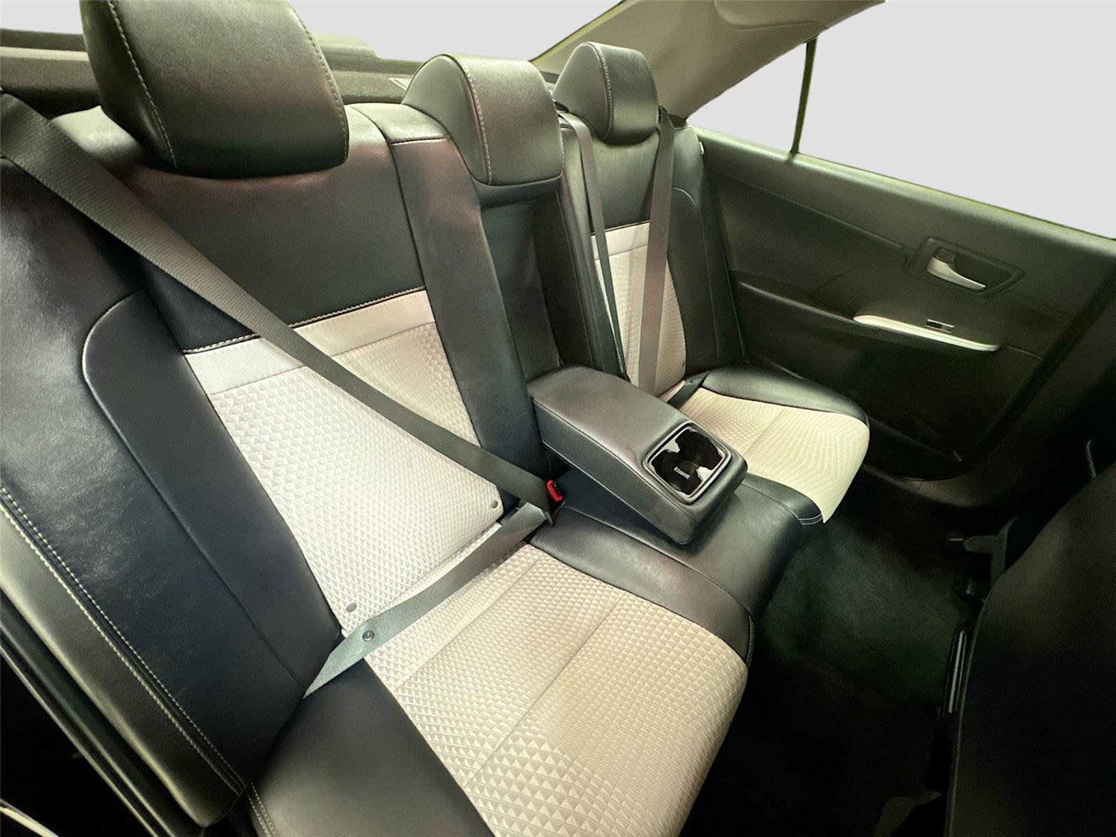 Used 2013 Toyota Camry SE FWD image 25