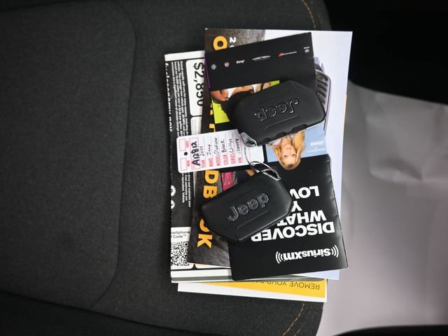 Used 2024 Jeep Gladiator Willys image 9