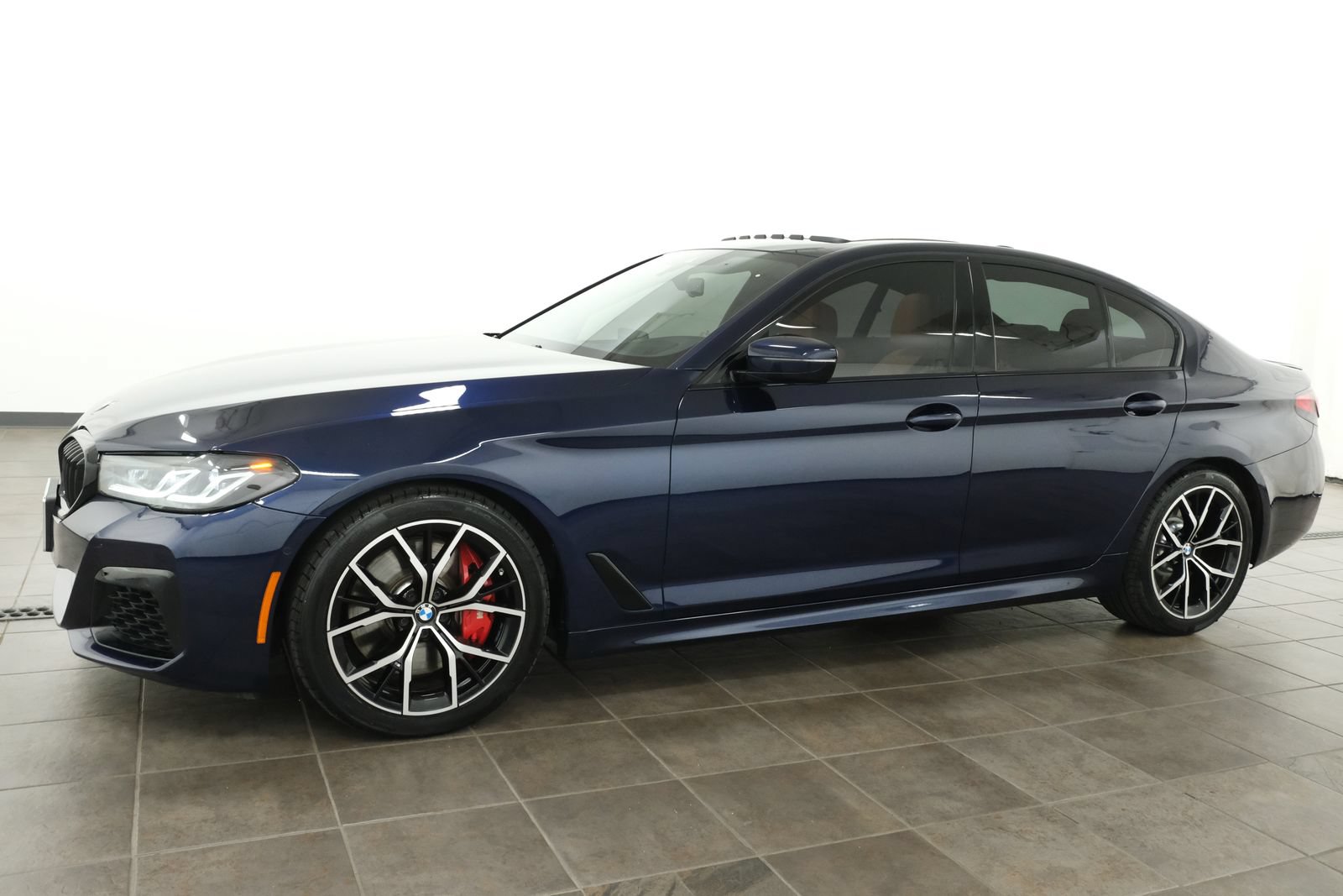 Used 2023 BMW M550i xDrive w/ Executive Package AWD/4WD image 2