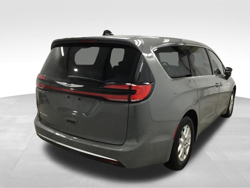 Used 2025 Chrysler Pacifica Select image 14