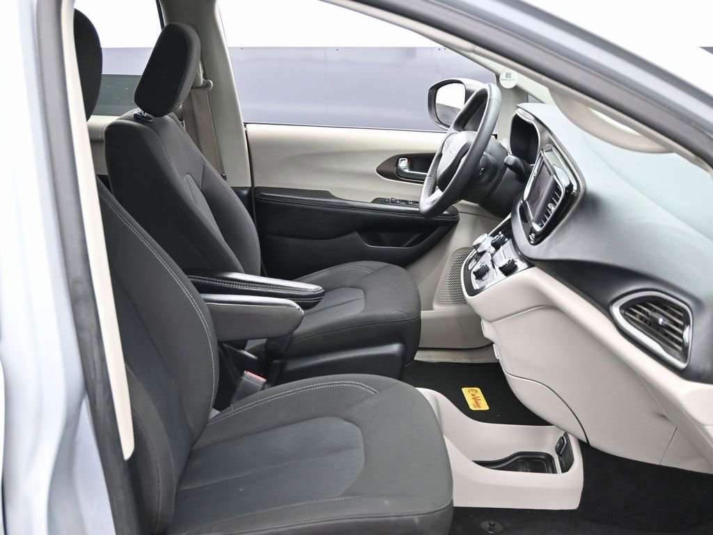 Used 2023 Chrysler Voyager LX image 36