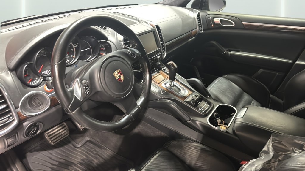 Used 2011 Porsche Cayenne Turbo image 14
