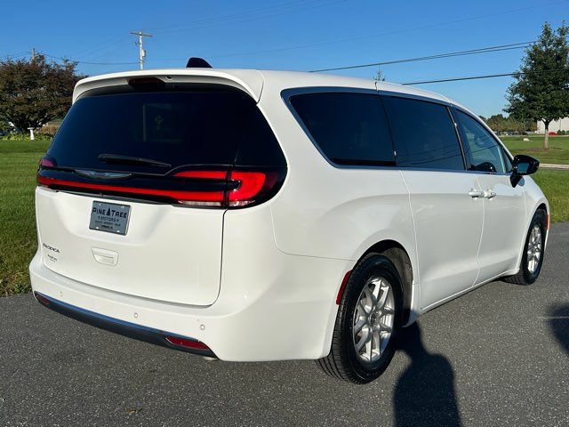 Used 2025 Chrysler Pacifica Select FWD image 6