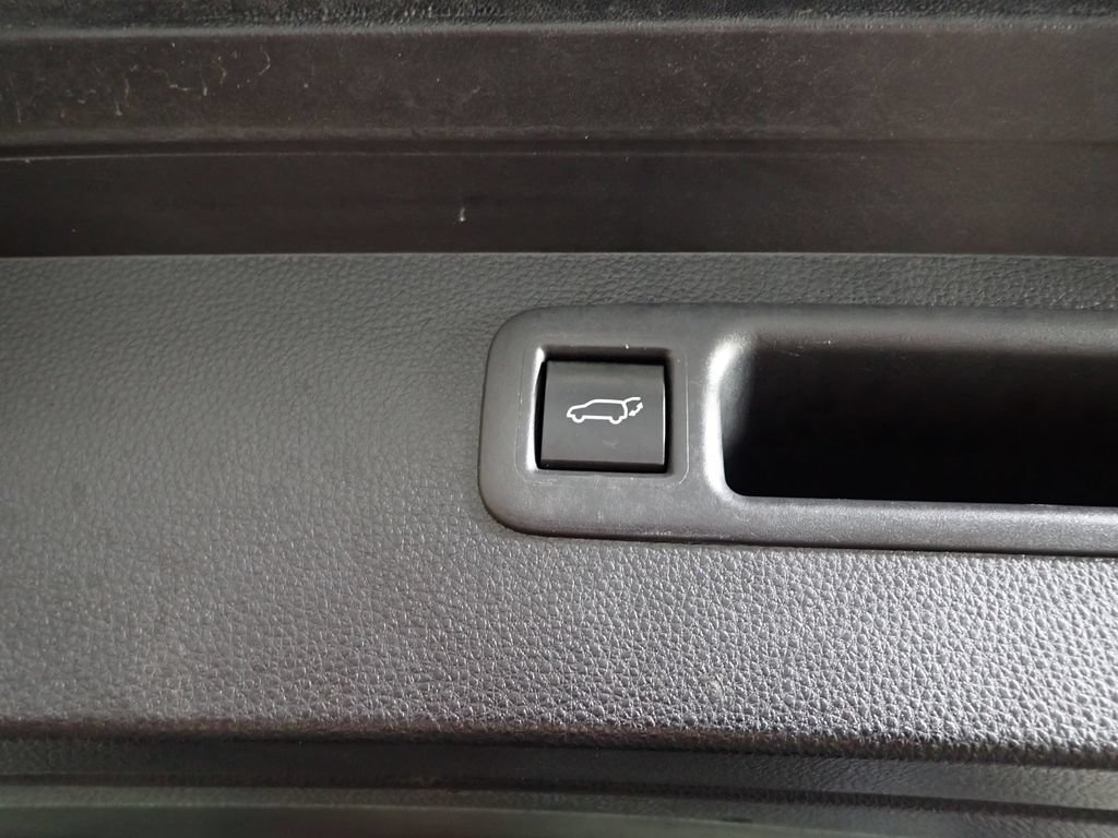Used 2023 Toyota Highlander XLE AWD/4WD image 16