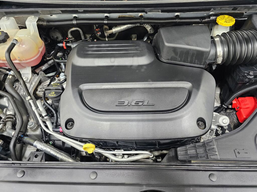 Used 2023 Chrysler Pacifica Touring-L image 38