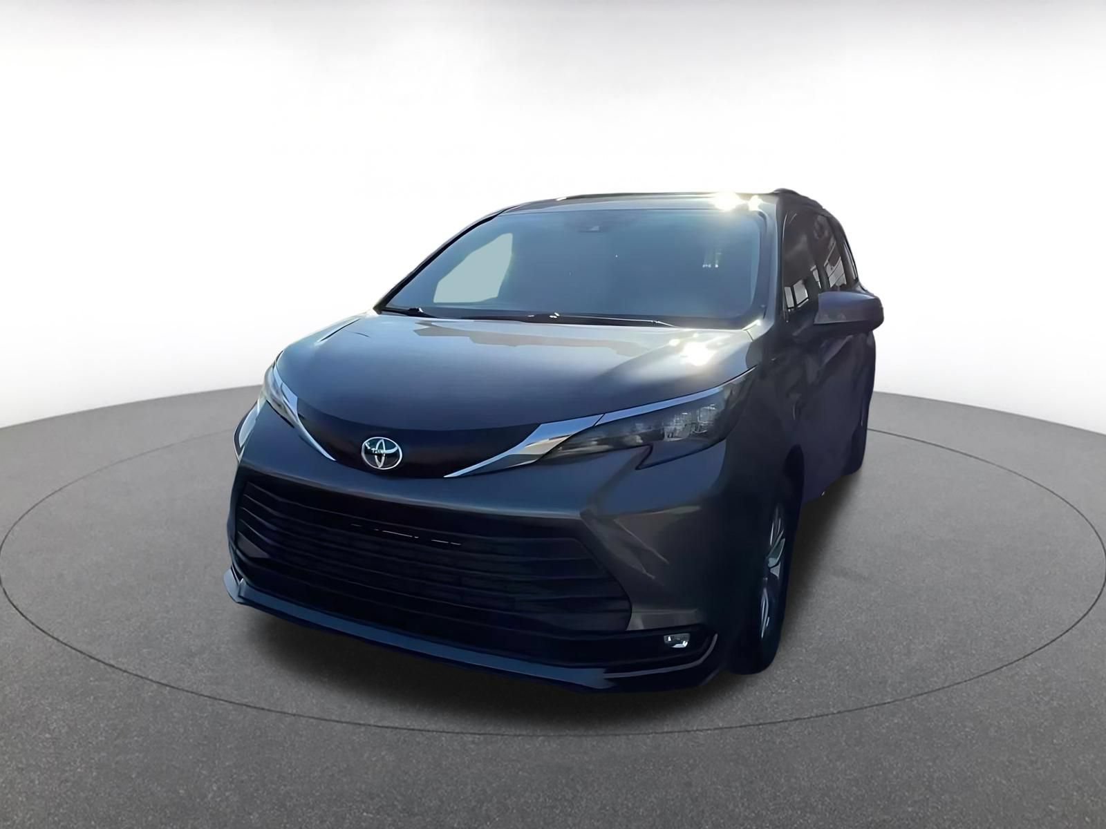 Used 2025 Toyota Sienna XLE FWD image 7