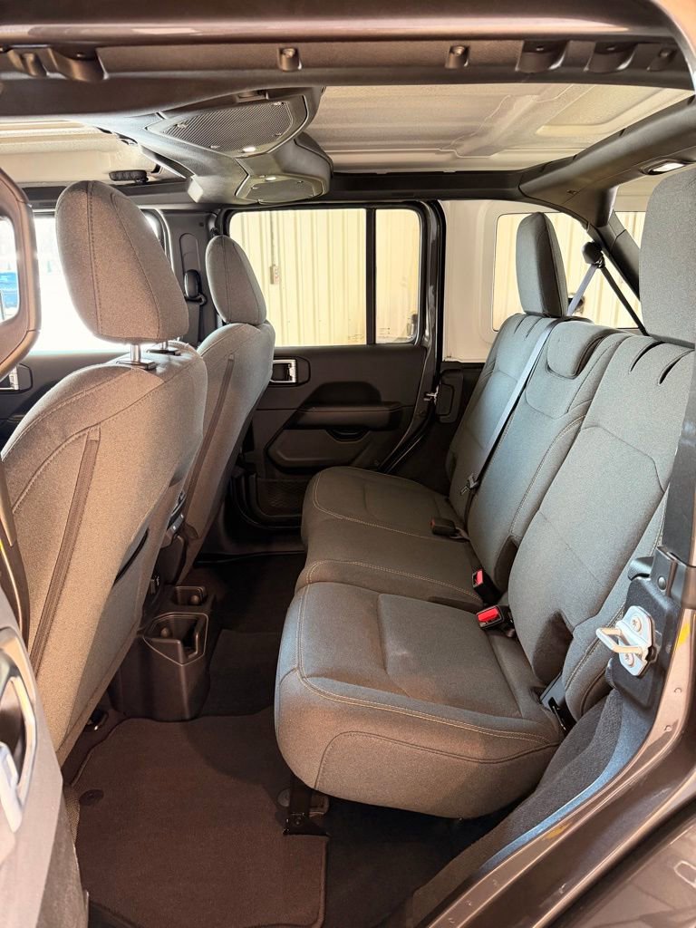 Used 2025 Jeep Wrangler Sahara image 16