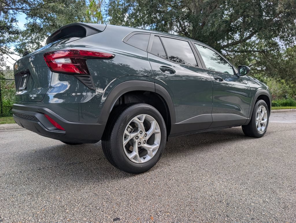 Used 2025 Chevrolet Trax LS w/ LS Convenience Package FWD image 9
