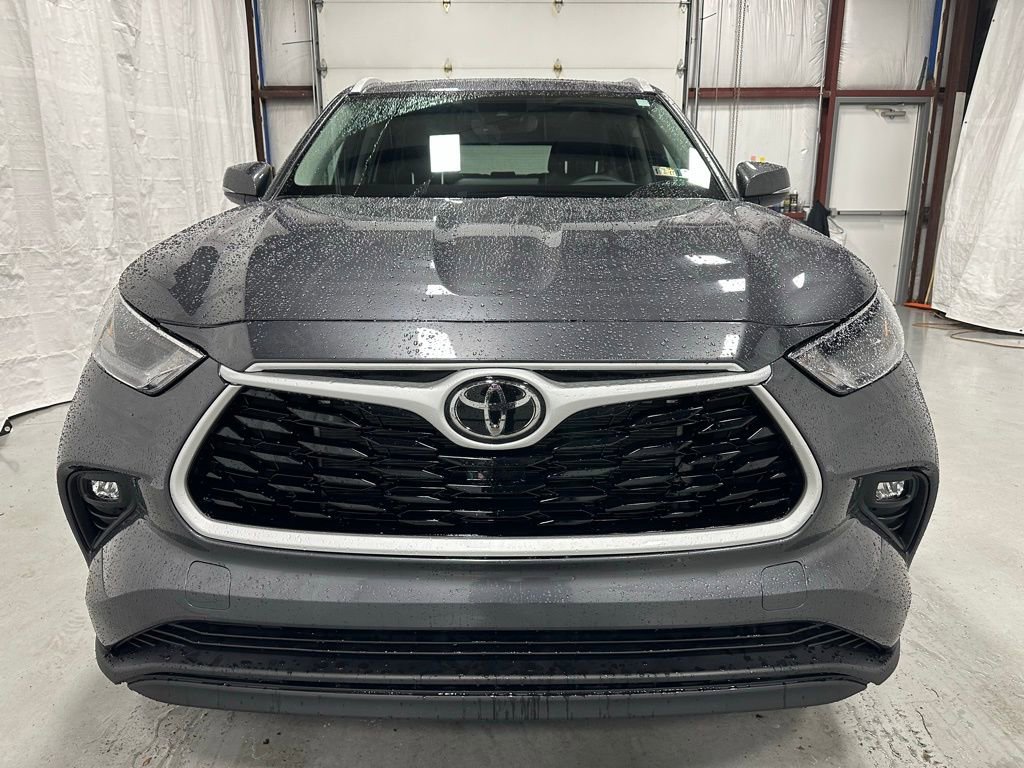 Used 2025 Toyota Highlander XLE image 2