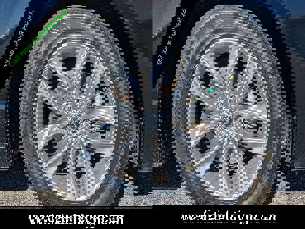 Used 2022 Toyota Avalon XLE image 11