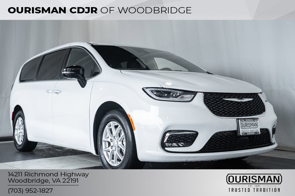 Used 2025 Chrysler Pacifica Select image 1