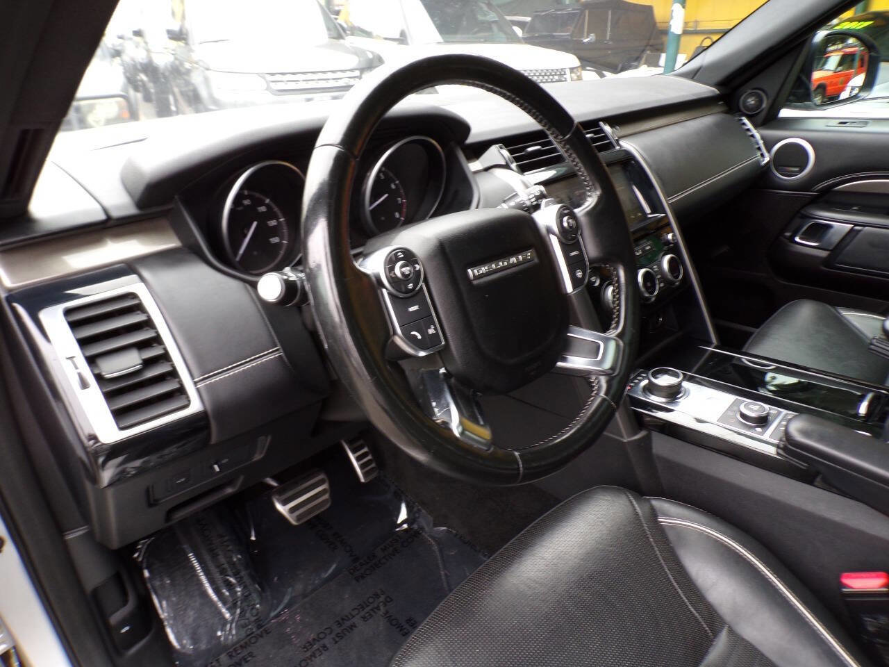 Used 2017 Land Rover Discovery HSE AWD/4WD image 25
