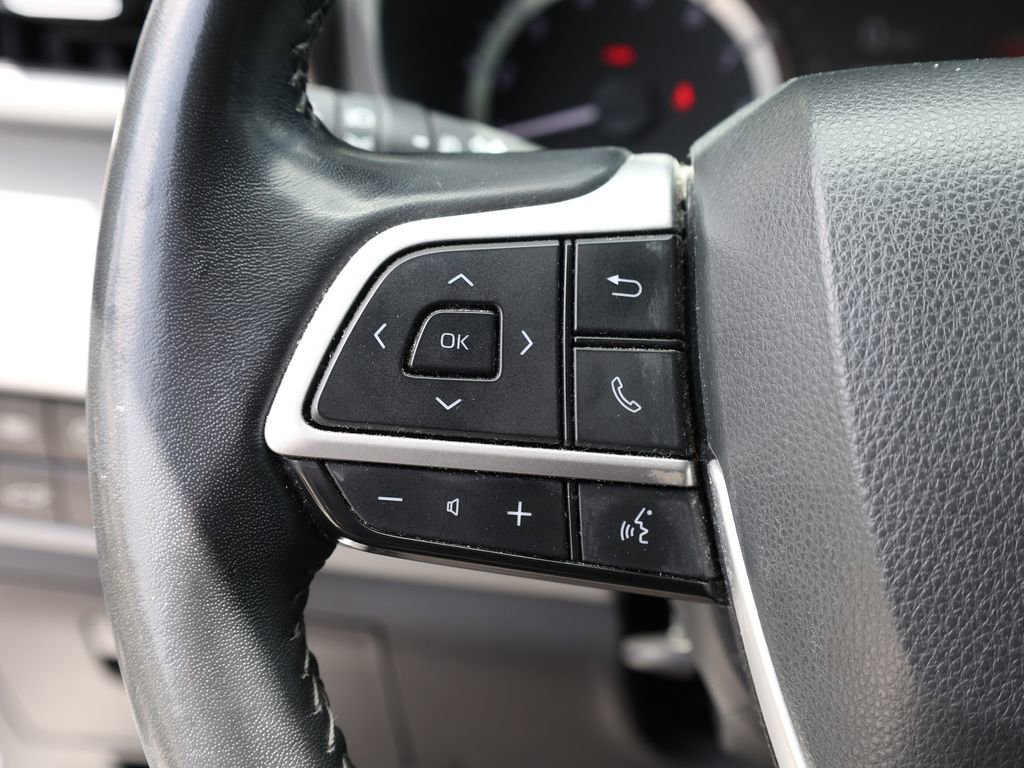 Used 2023 Toyota Highlander LE FWD image 32