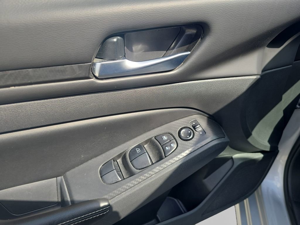 Used 2024 Nissan Altima 2.5 SV image 11