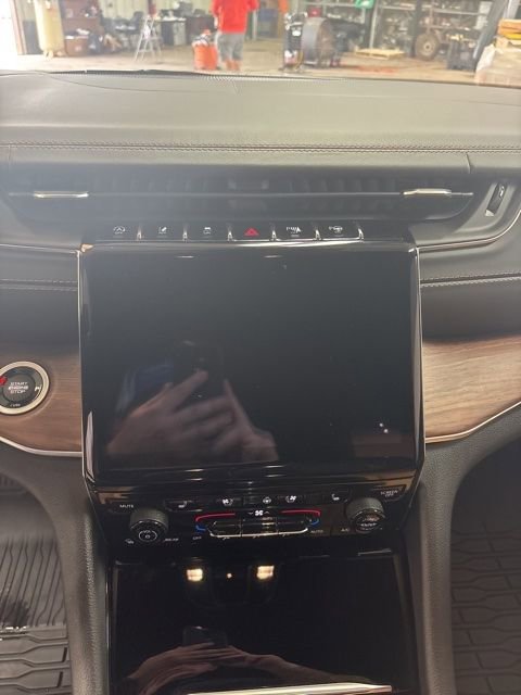 Used 2023 Jeep Grand Cherokee L Summit w/ Luxury Tech Group V RWD image 14