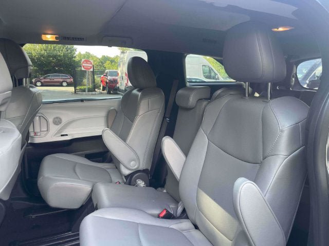 Certified 2025 Toyota Sienna XLE FWD image 14