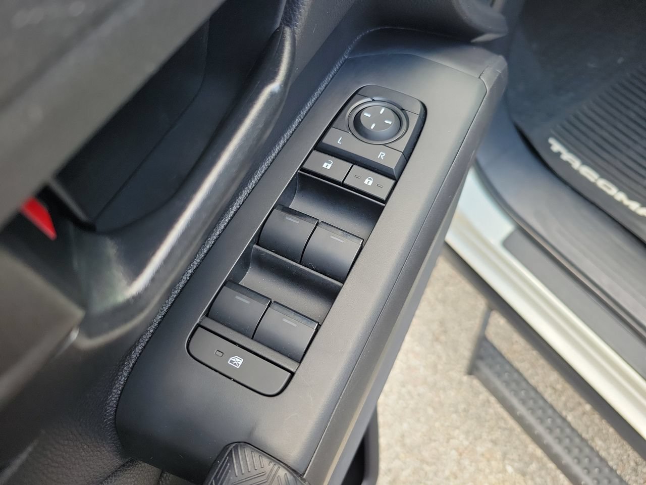 Used 2024 Toyota Tacoma SR5 AWD/4WD image 14