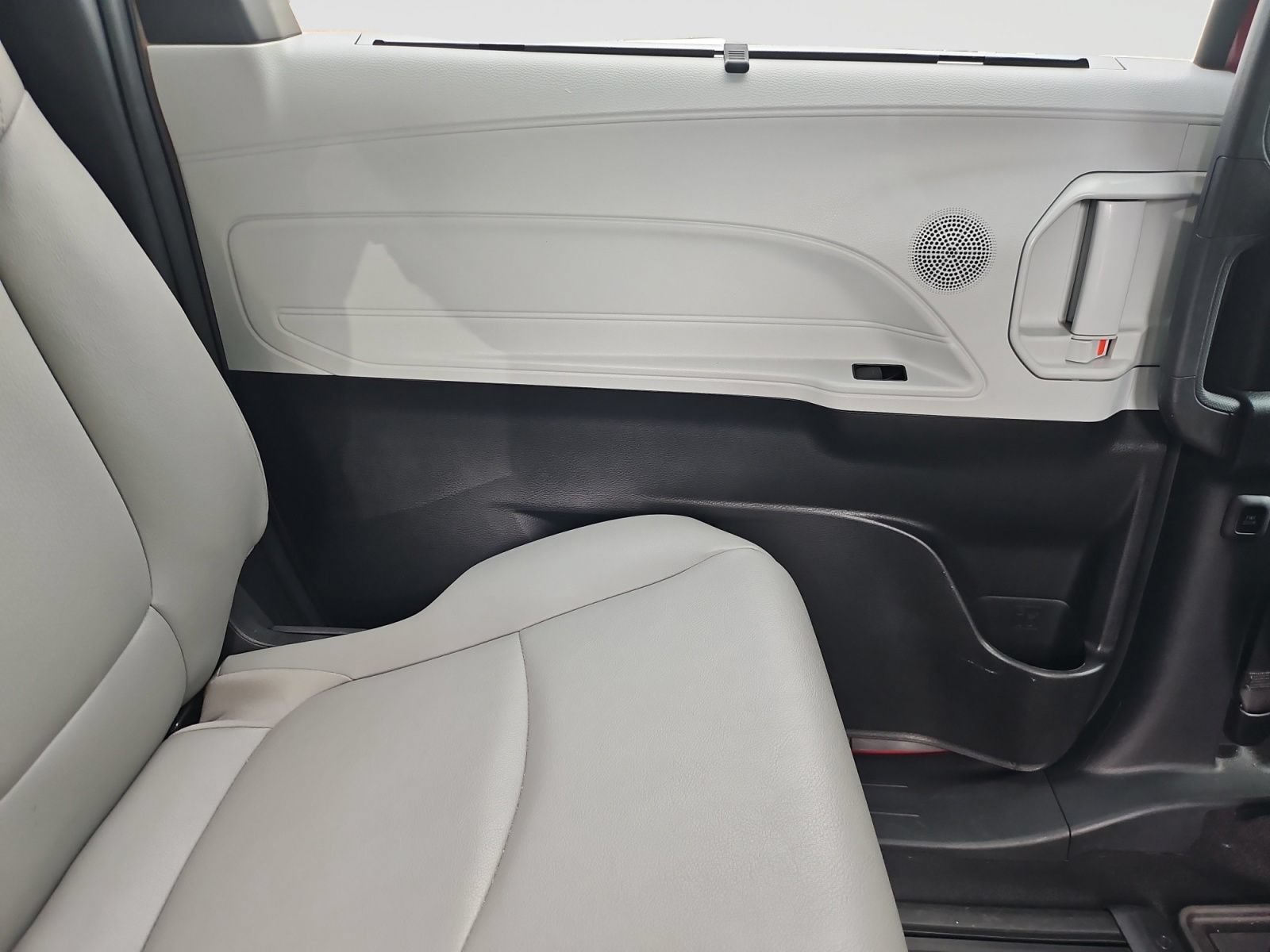 Used 2025 Toyota Sienna XLE FWD image 35