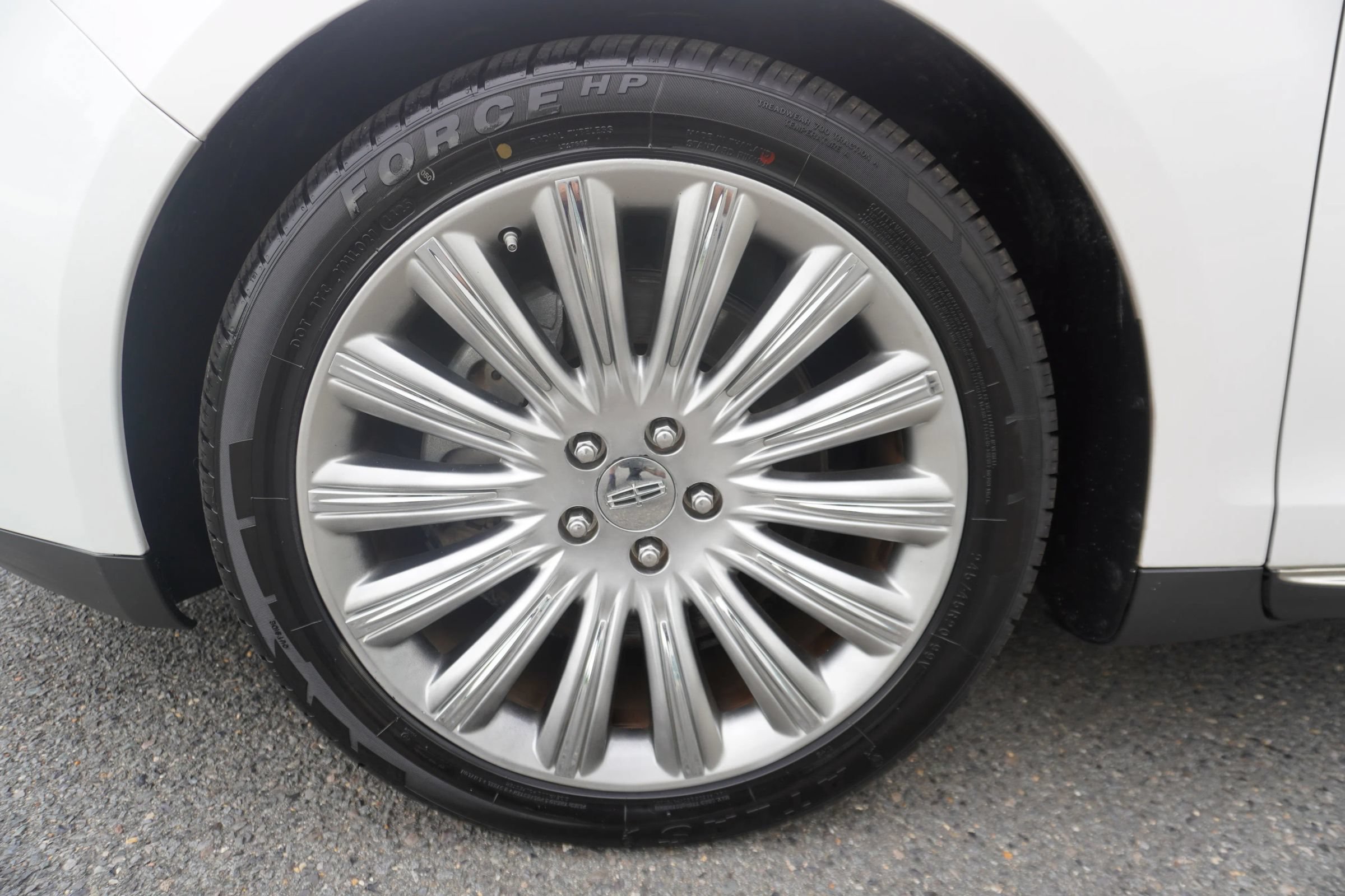 Used 2013 Lincoln MKS FWD image 25