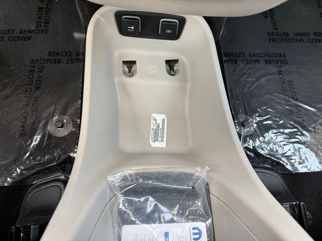 Used 2018 Chrysler Pacifica Touring Plus w/ Tire & Wheel Group FWD image 21