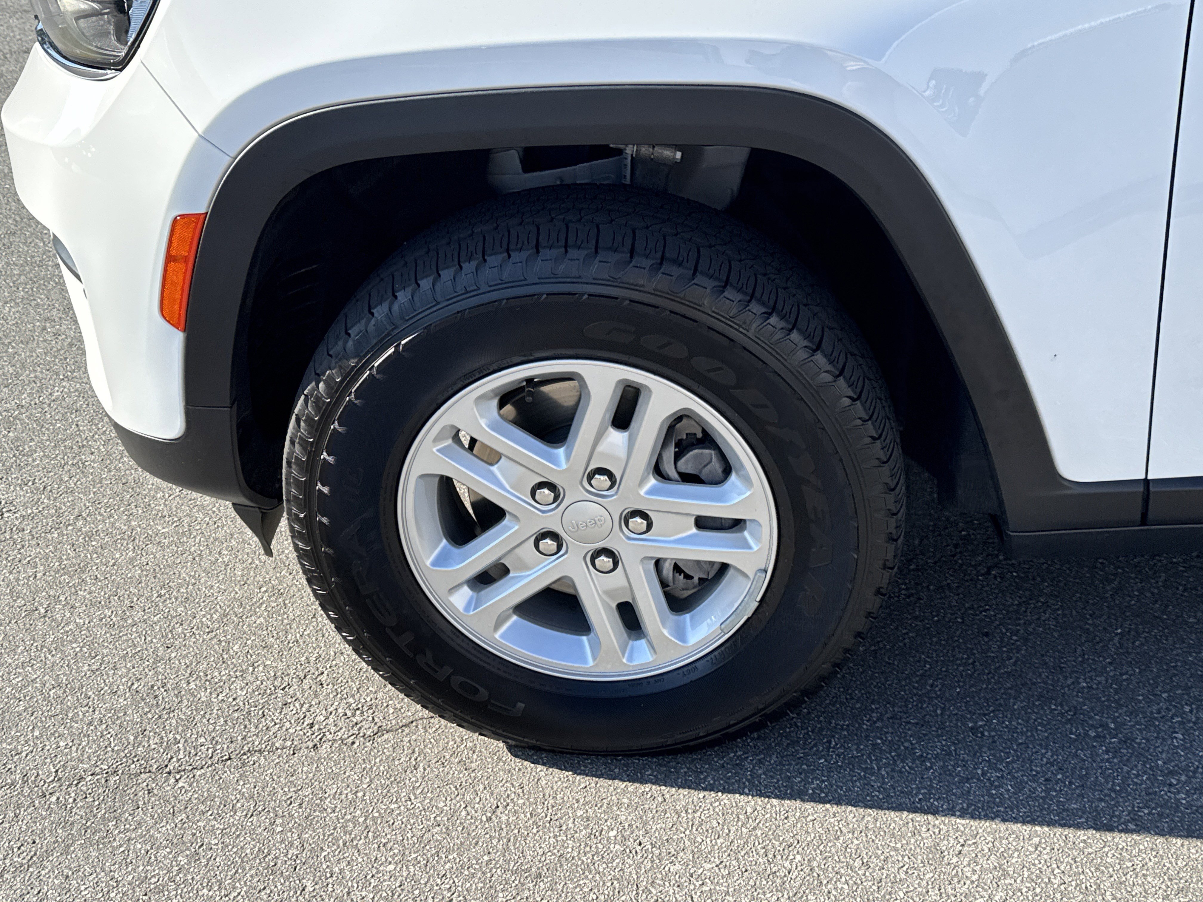 Used 2025 Jeep Grand Cherokee Laredo w/ Luxury Tech Group I image 14