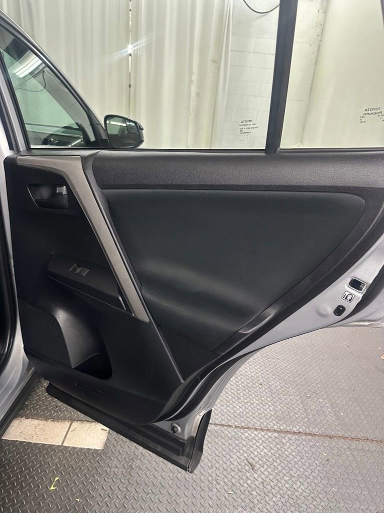 Used 2016 Toyota RAV4 LE AWD/4WD image 28