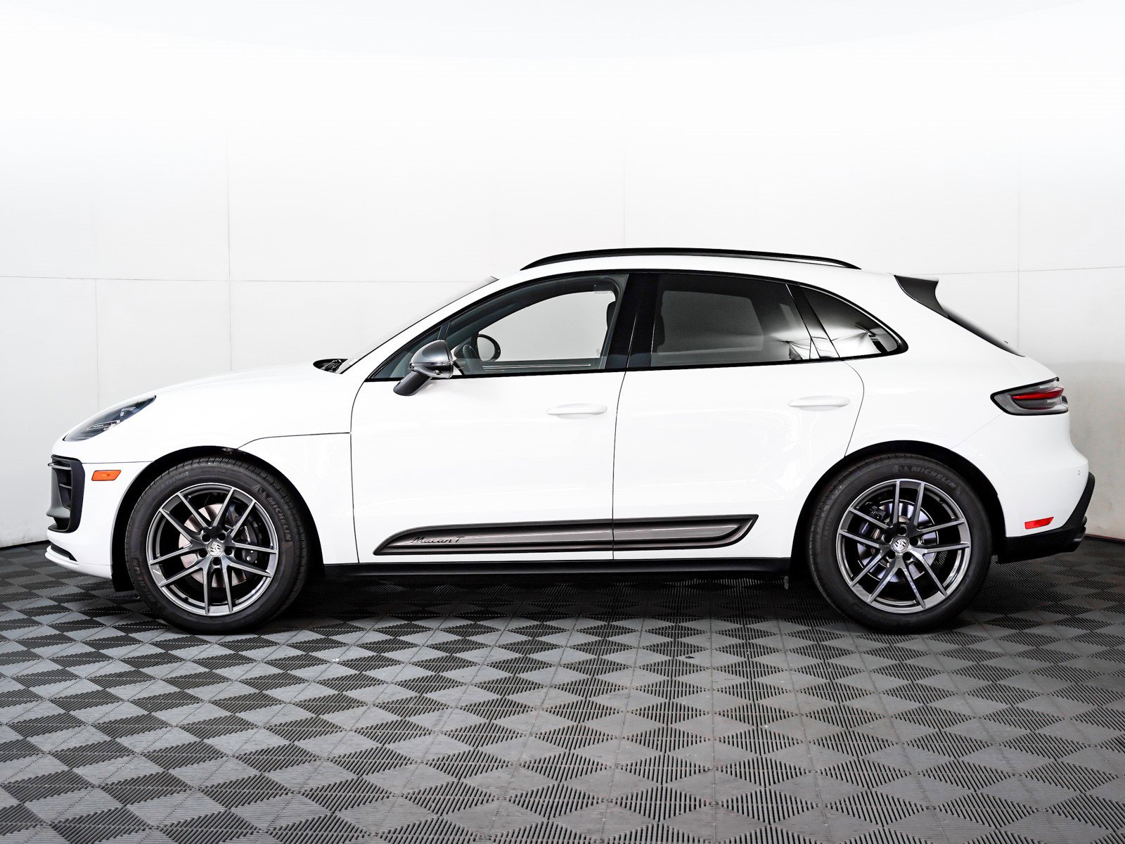 Used 2025 Porsche Macan Turbo image 2