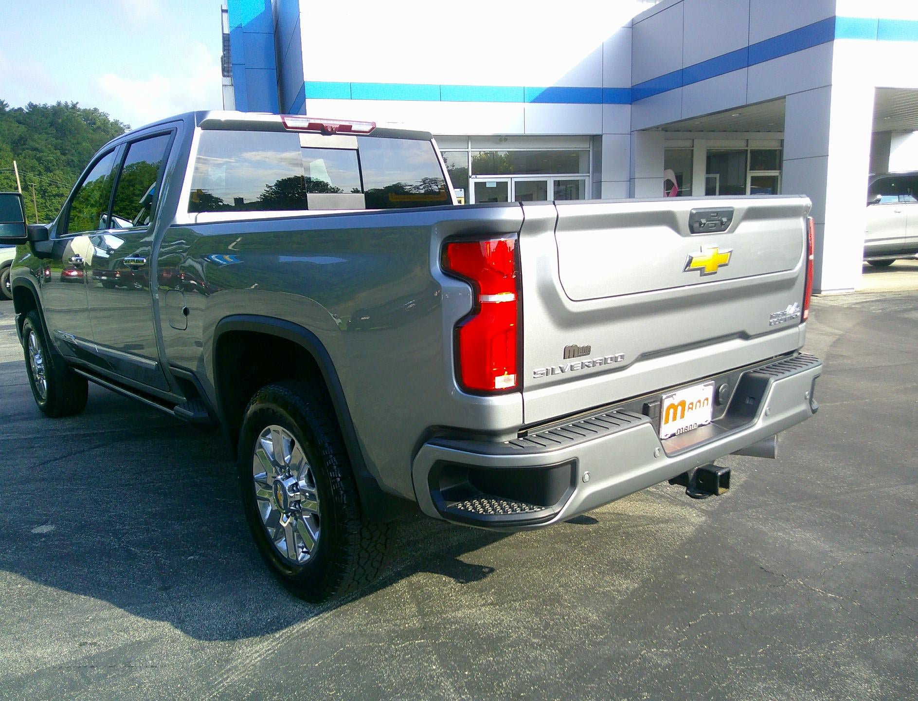 Used 2025 Chevrolet Silverado 2500 High Country w/ High Country Premium Package AWD/4WD image 3