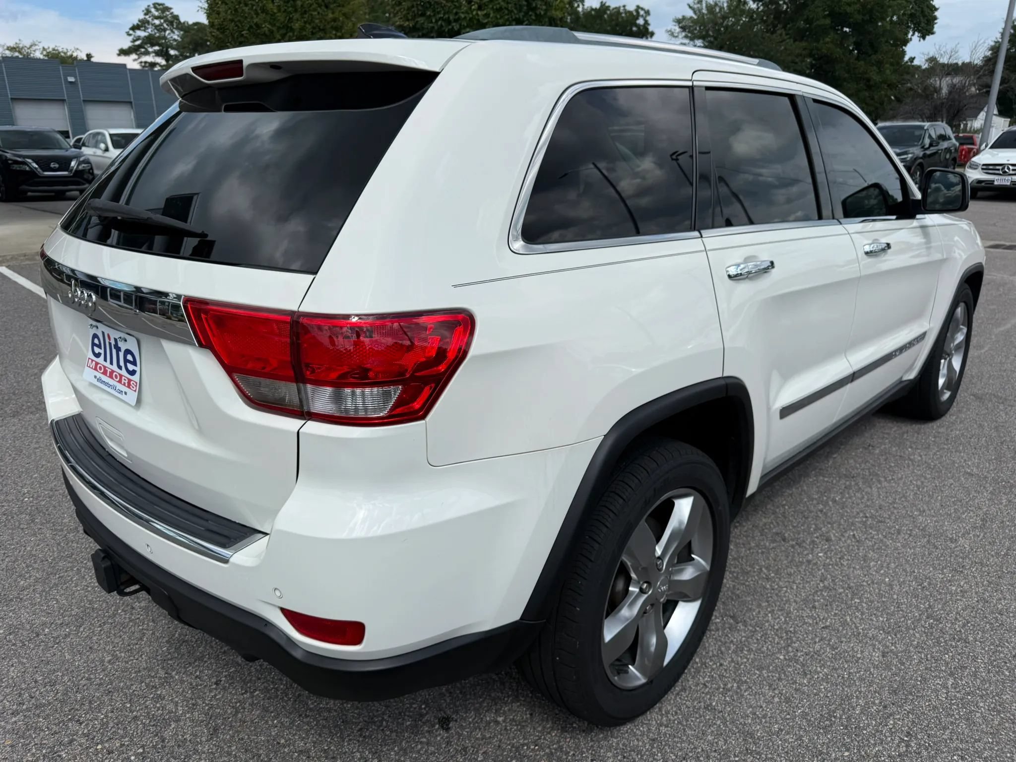 Used 2011 Jeep Grand Cherokee Overland AWD/4WD image 7