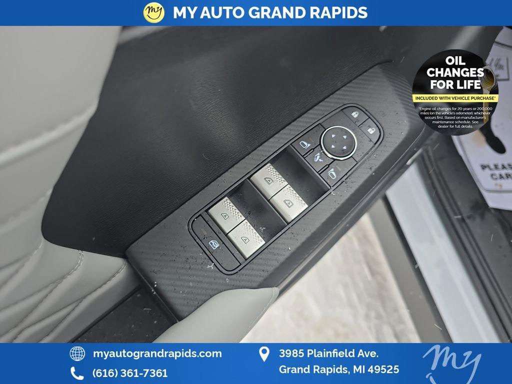 Used 2025 Mitsubishi Outlander SEL image 11