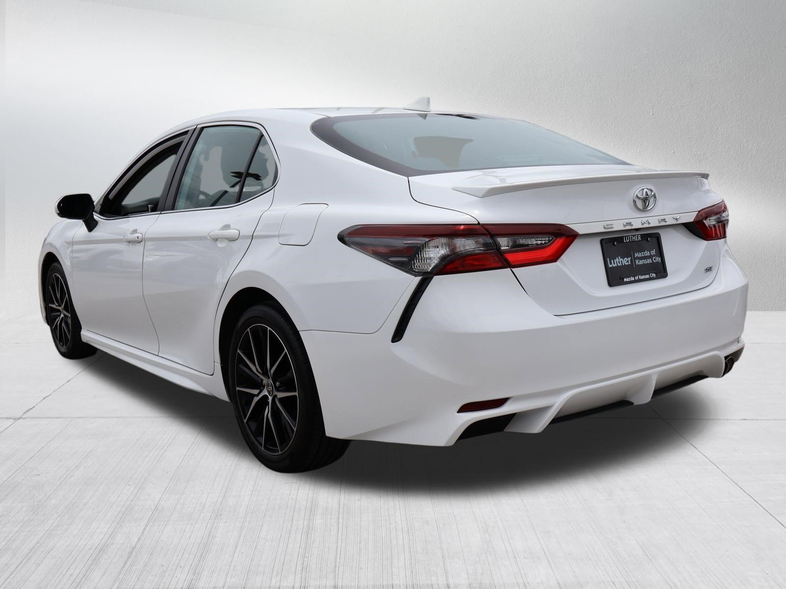 Used 2024 Toyota Camry SE w/ Convenience Package FWD image 5