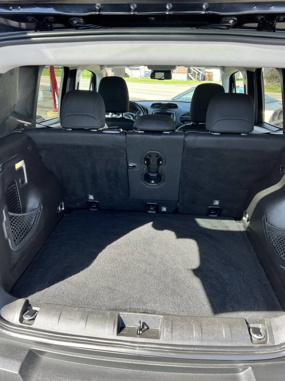 Used 2018 Jeep Renegade Altitude FWD image 11