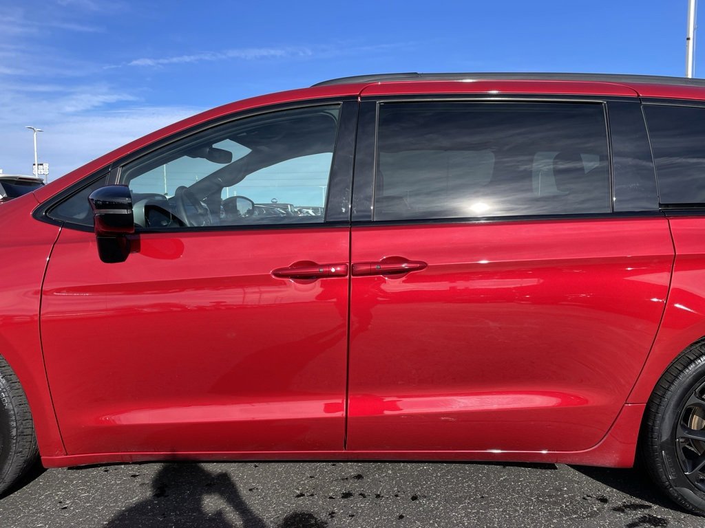 Used 2025 Chrysler Pacifica Limited image 31