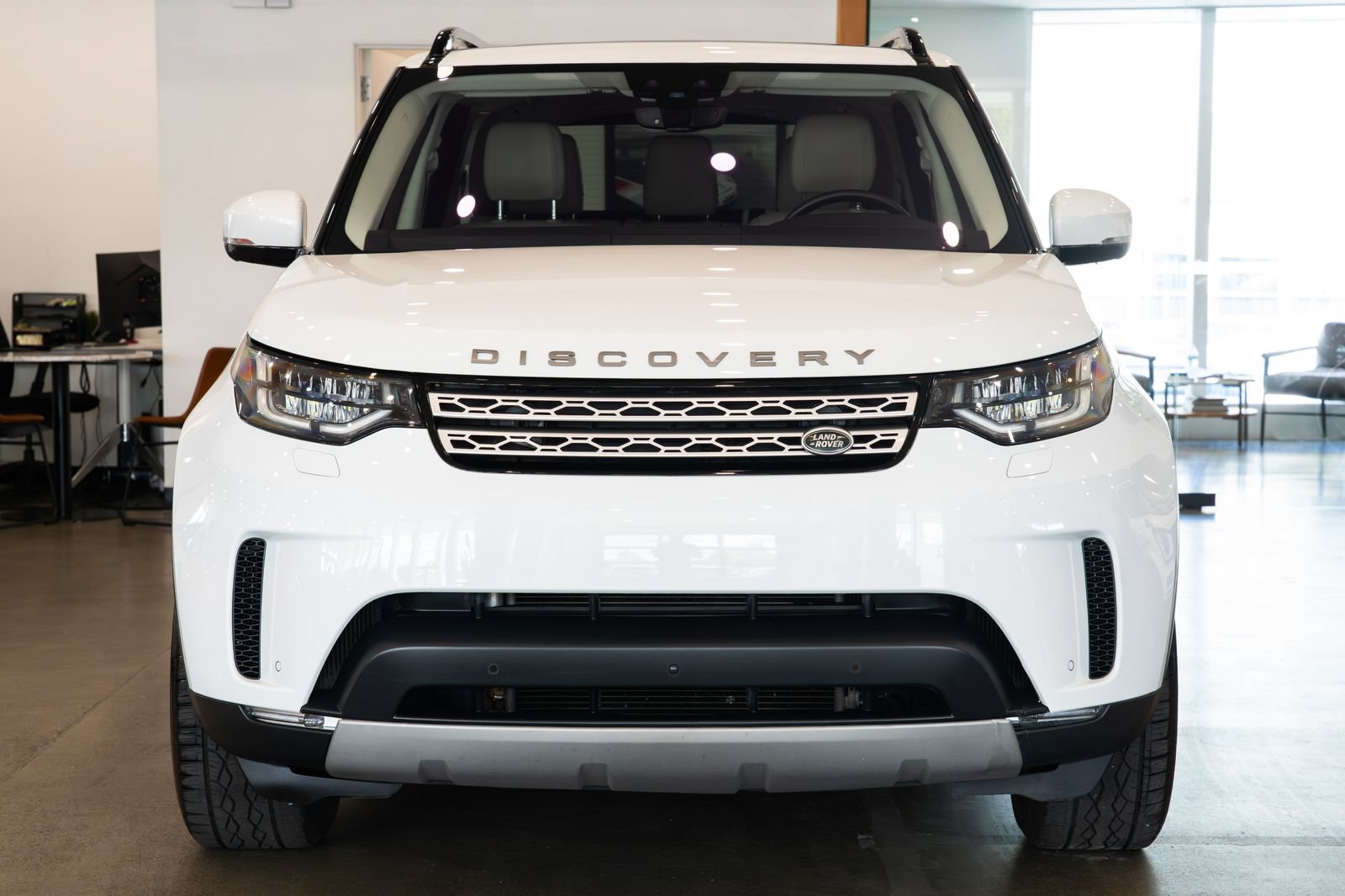 Used 2017 Land Rover Discovery HSE AWD/4WD image 2