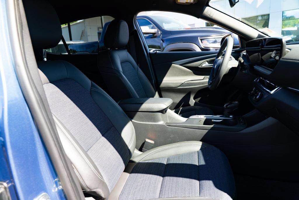 Used 2025 Buick Envista Preferred FWD image 23
