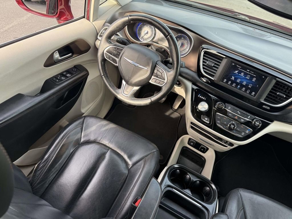 Used 2018 Chrysler Pacifica Touring-L image 27